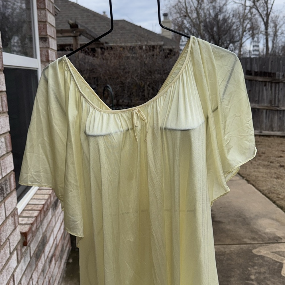 Vintage 6x Pale Yellow SILKY nylon Gown